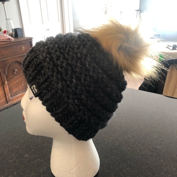 NEW! Toque/beanie - handcrafted with removable faux fur pom pom 🇨🇦 - Picture 4 of 5